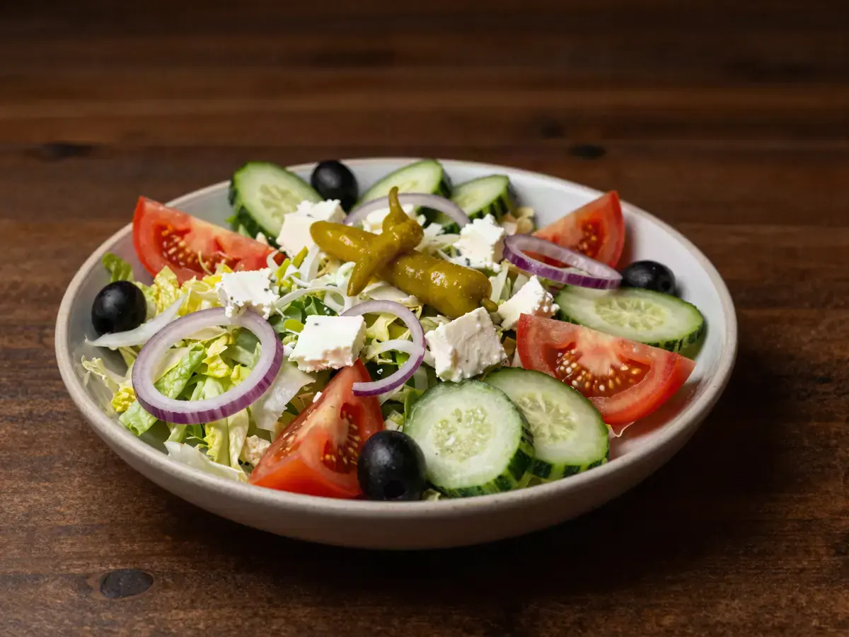 Grekisk sallad med fetaost, oliver och tomat